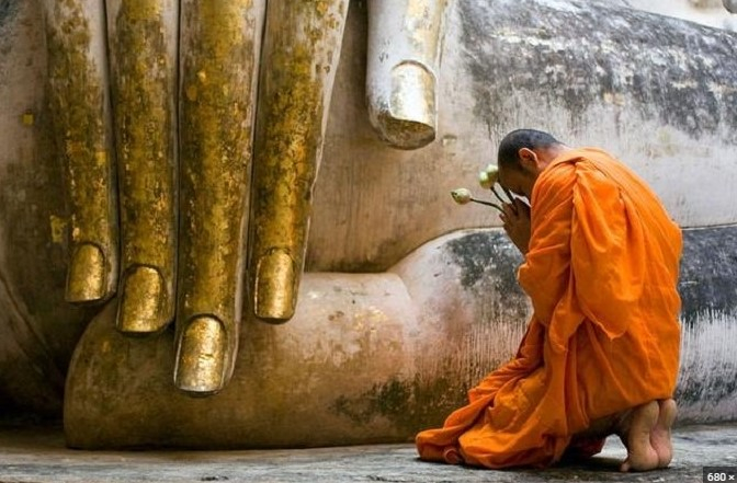 Xúc địa ấn - photo of a monk bows to a the Buddha status- picture from https://coibode.net/forum/